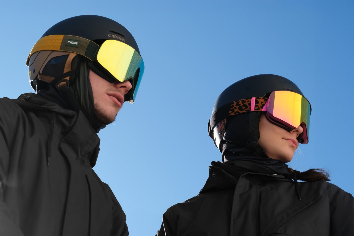 Vue de profil de skieurs montrant l'intégration parfaite entre casque de ski et masque de protection